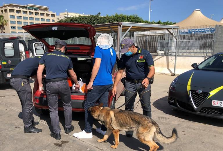 Controlli antidroga al porto, due fermati in possesso di hashish