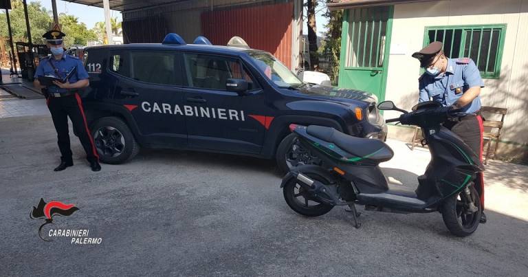 Due minorenni arrestati per minaccia e furto dello scooter a coetanei
