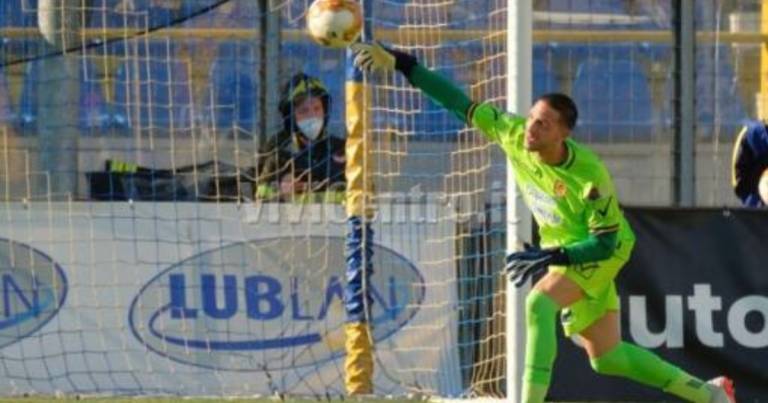 Juve Stabia, l’ex portiere Farroni passa alla Vis Pesaro