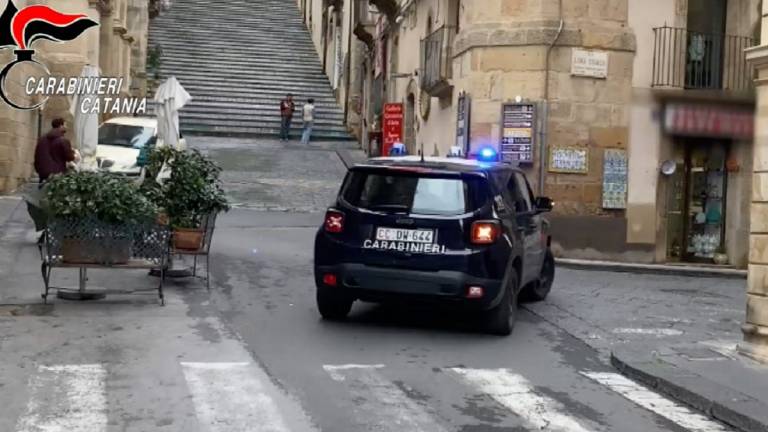Geloso e iracondo tenta di sfondare la porta della fidanzata: ai domiciliari