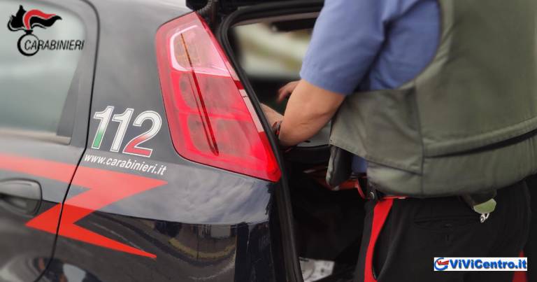 Incastrata dal cassone dei vestiti usati, finisce in carcere