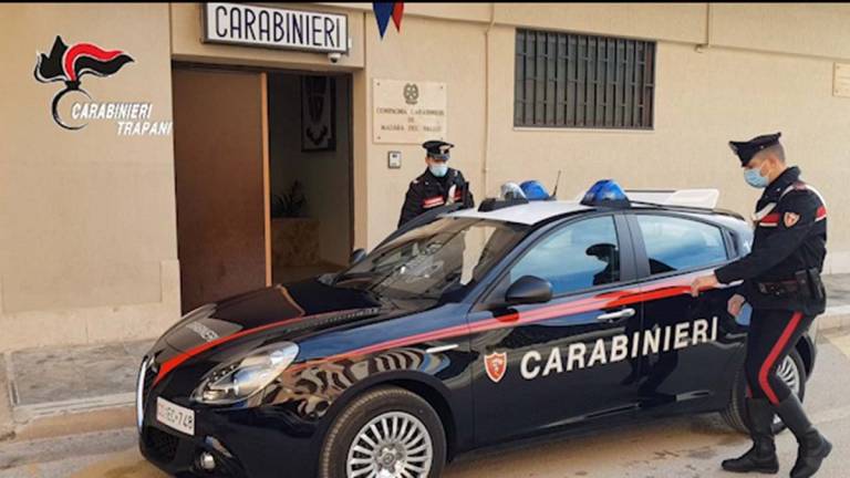 Sui social si fingeva un cantante per ottenere foto e video hard da una giovane