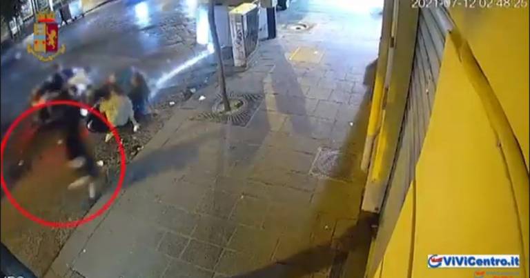 Tamponamento nella notte, Poliziotto interviene e becca una pallottola