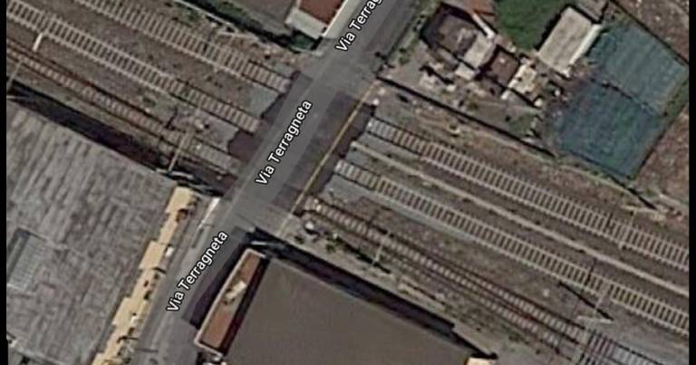 Torre Annunziata, “forza” il passaggio a livello e l’auto si incastra