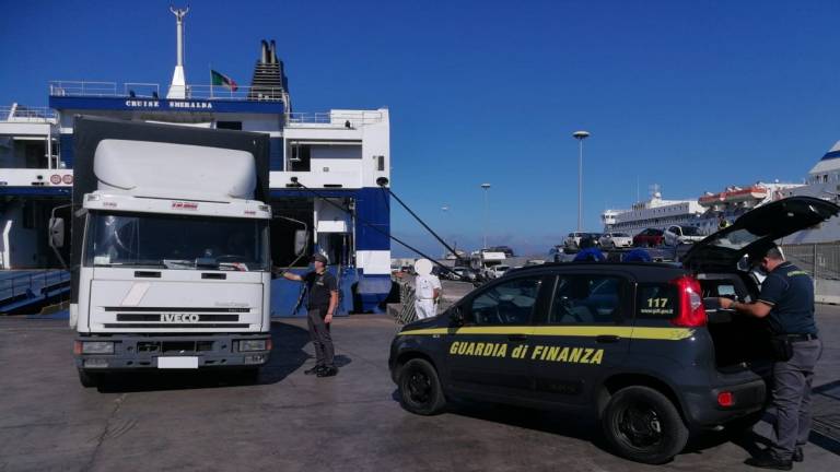 Tre tunisini tentavano di trasferire irregolarmente all’estero valuta in contanti: sanzionati