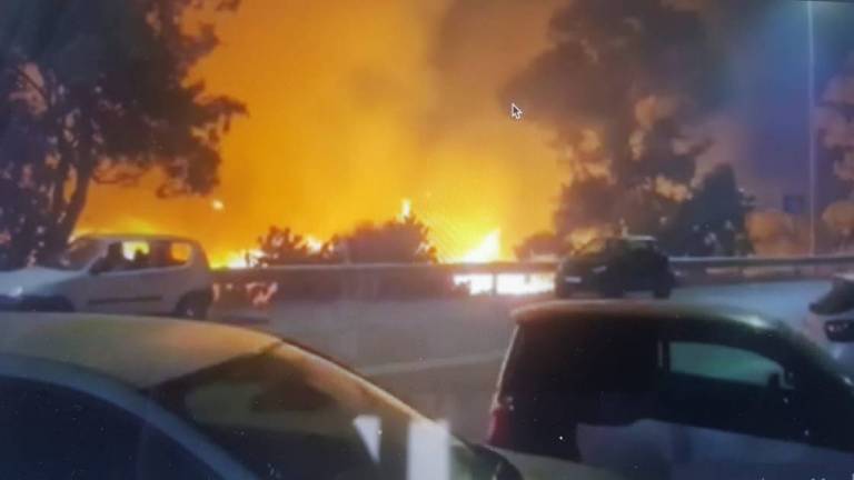 Messina – Un incendio devasta il lungomare di Santa Margherita