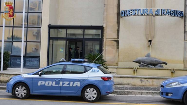Violenta lite fra moglie e marito, lui le sfregia il volto. Arrestato