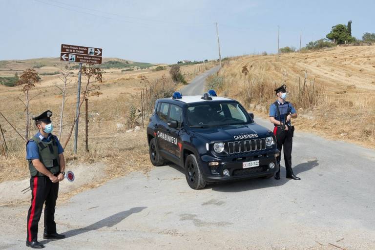 Arrestato 71enne mentre incendiava un cumulo di rifiuti