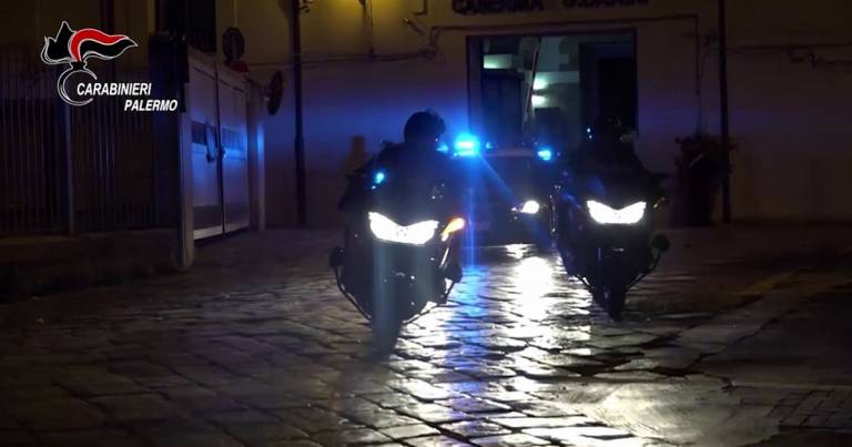 Due giovani minacciano e percuotono due turisti per 10 euro: arrestati