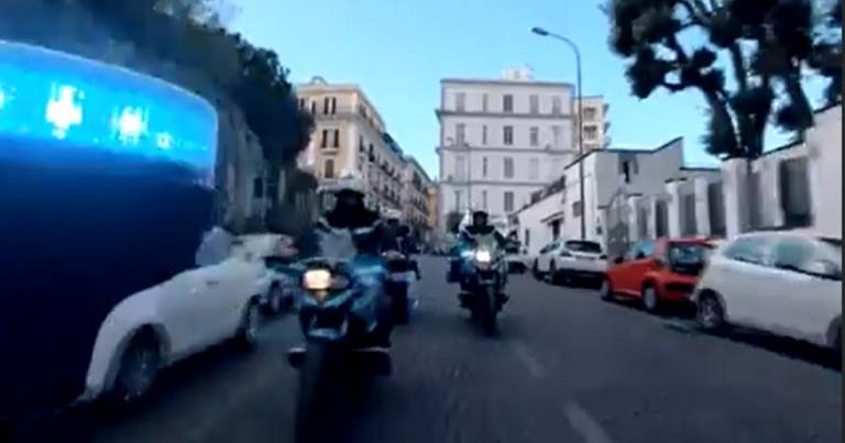 Via Cesario Console, Napoli: fugge all’alt e sperona la moto dei Nibbio
