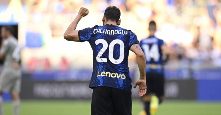 Inter forza quattro: Dzeko, Calhanoglu e Vidal stendono il Genoa