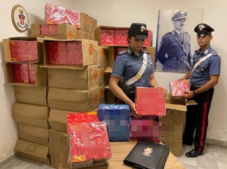 Trasportavano 1500 chili di fuochi d’artificio: denunciati padre e figlia