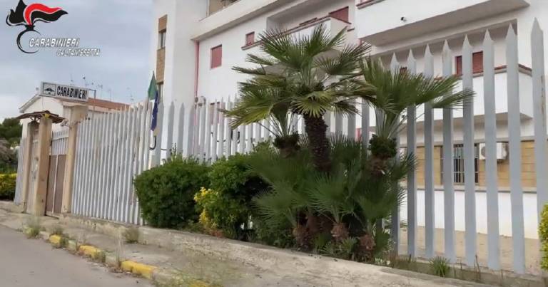 Truffe dello specchietto: arrestate 5 persone tra cui una donna armata