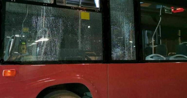 Identificati tre minorenni autori di una sassaiola verso un autobus urbano