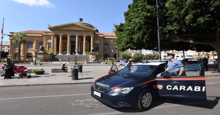 Minorenni imbrattano il Teatro Massimo