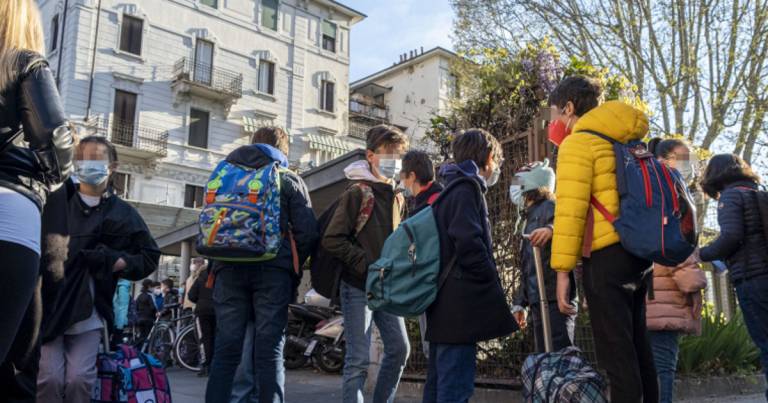 Riapertura scuole; tornano le lezioni in presenza per tanti studenti