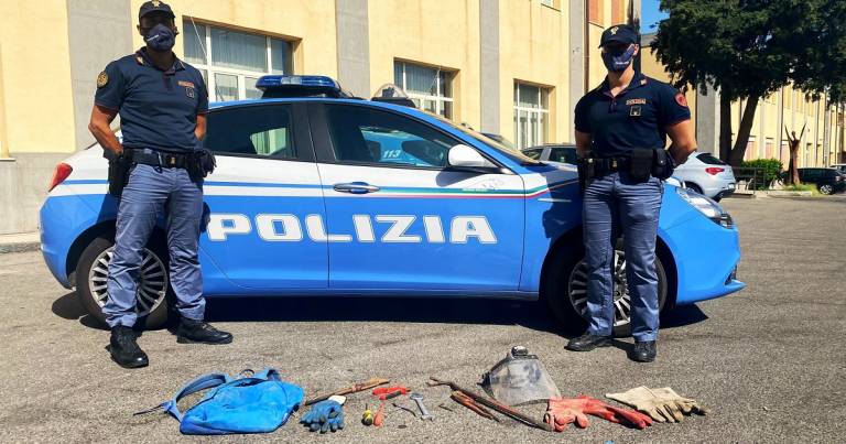 Rubavano ferro e altro nell’ex birrificio Messina: arrestati 4 messinesi