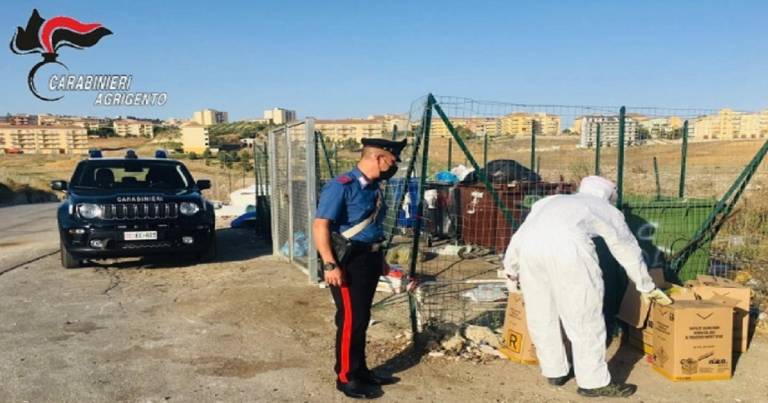 Scatole con rifiuti sanitari di soggetti positivi al Covid-19 in una discarica