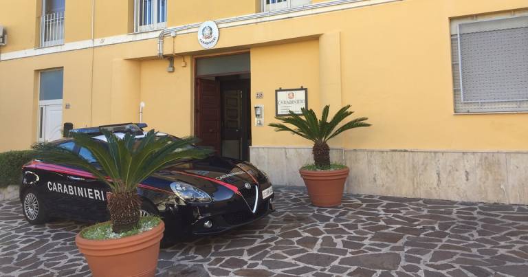 Ubriaco aggredisce una donna e all’arrivo dei CC si rivolta contro di loro