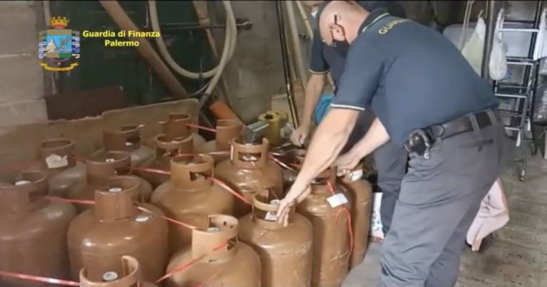 294 bombole di gas sequestrate: assenza prevenzione incendi