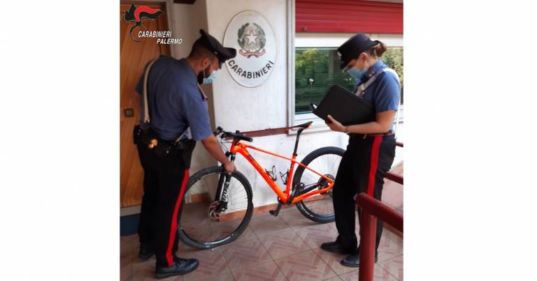 Ciclista ha un incidente e 55enne gli ruba la bici: Denunciato