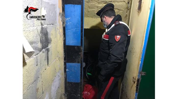 100 dosi tra cocaina, hashish e marijuana nel sottoscala