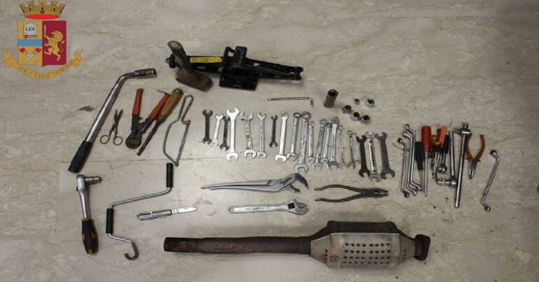 Arrestati: figlio violento con i genitori; spacciatore; ladro di catalizzatore; e altro