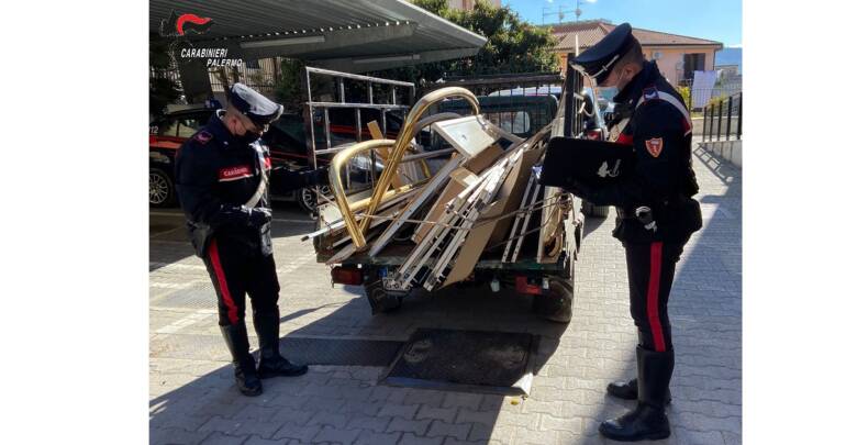 Arrestati per furto di mobilio e lampadari in una villetta