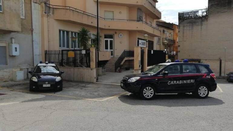 Autista incensurato 47enne ruba una carta di credito a due anziani e preleva 300 euro: indagato