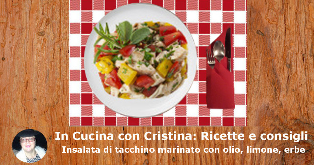 Insalata di tacchino marinato con olio, limone, erbe