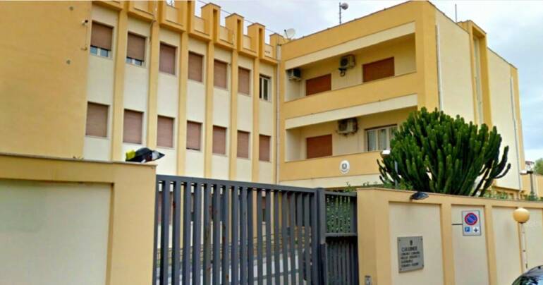 Liquido infiammabile davanti la caserma della Compagnia Carabinieri