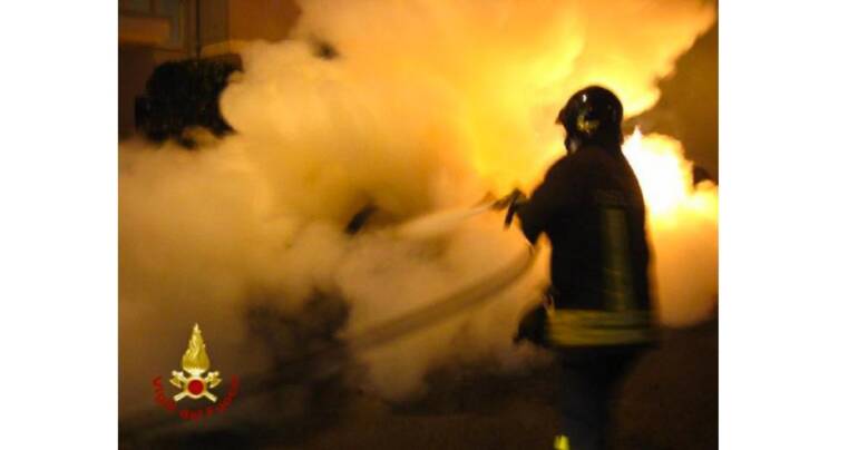 Non lo fa lavorare in nero: percettore di reddito di cittadinanza incendia l’auto a imprenditore