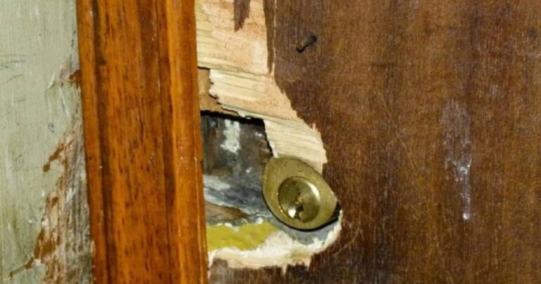 Ritornati in paese dalle vacanze natalizie trovano la casa occupata