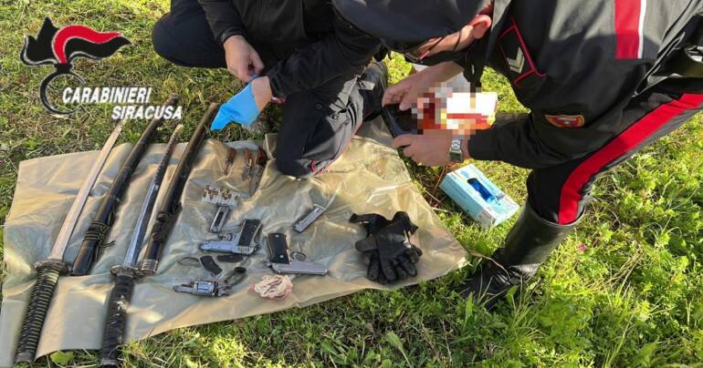Rinvenuto tra la vegetazione: revolver, pistole, munizioni, spade, coltelli e guanti