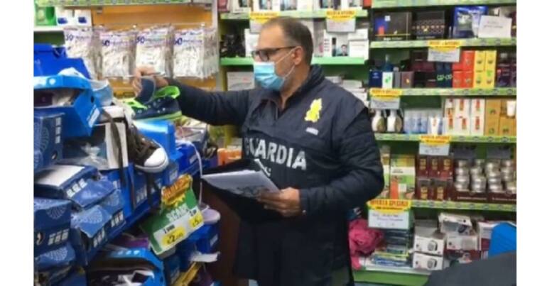 Sequestrate circa 400 calzature contraffatte