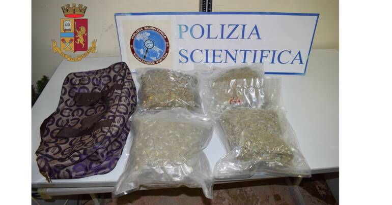 Sequestrati 2 kg di marijuana: arrestati una rumena e un calabrese
