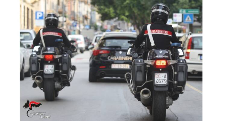 Tentato furto con “spaccata” e fuga in auto rubata: arrestati tre giovani