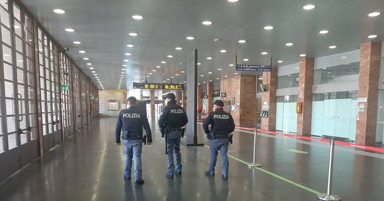 Un moldavo tenta di aggredire un capotreno: arrestato