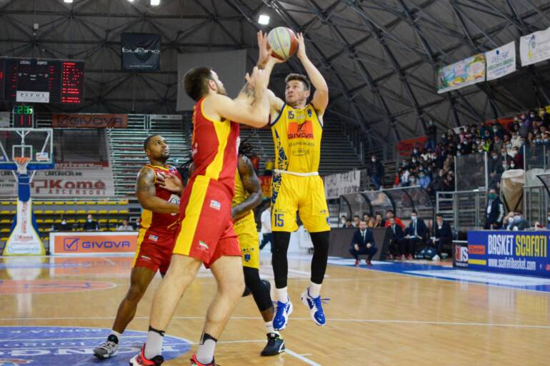 Givova Scafati campione d’inverno: superata Ravenna 95-88