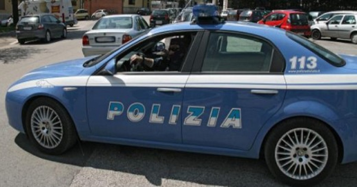 La Polizia di Stato di Siracusa recandosi per controllo a casa di 34enne ai domiciliari avvertiva odore di stupefacenti