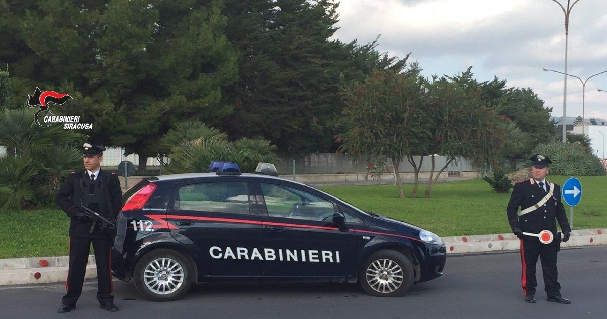 I Carabinieri della Stazione di Sortino (SR)nella serata di ieri hanno arrestato il 35enne nipote di un anziano