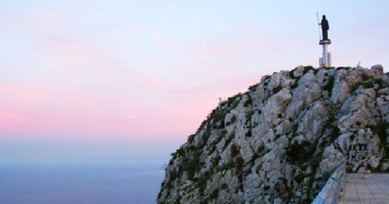 Ciclista e carabiniere mettono in salvo una donna