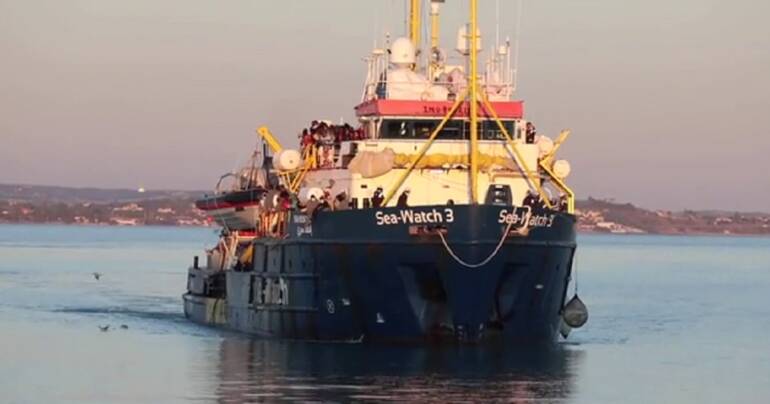 Iniziato ieri sera lo sbarco di 437 migranti. Un milione e mezzo a 9 comuni siciliani per l’accoglienza