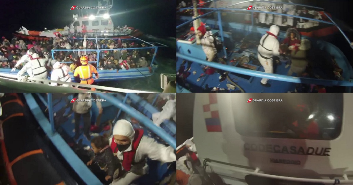 Un barcone di 15 metri con 305 persone a bordo è stato soccorso dalla Guardia costiera