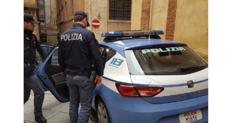 Lancia una radio portatile contro la Polizia: denunciato