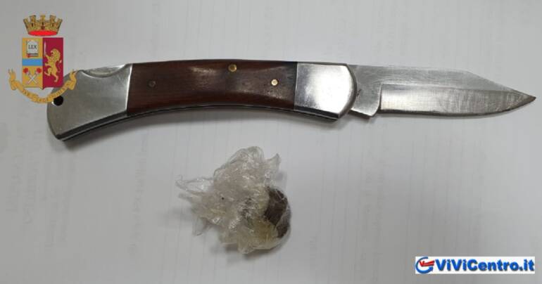Possesso di armi e stupefacenti; denunciato un 22enne a Napoli