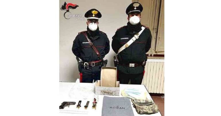 Geloso per la convivenza della figlia 37enne, ad un pranzo la sequestra minacciandola con la pistola