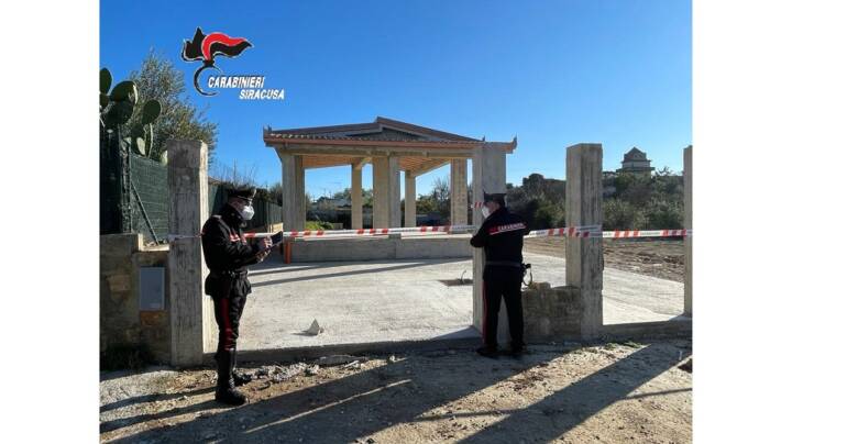 Rinvenute pistole, munizionamento e una bomba a mano; 2 cantieri sequestrati; 5 denunciati