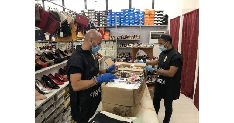 Sequestro di 124.161 prodotti, tra cui catene luminose, decorazioni, prodotti per il trucco e giocattoli