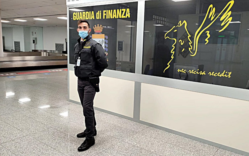 La GdF di Catania ha arrestato all’aeroporto un uomo giunto da Parigi che aveva trasportato ingoiando 65 ovuli di eroina